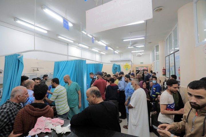 בין מוות מהיר למוות איטי. פלסטינים בבית חולים בעזה אחרי הפגזה ישראלית (מוחמד זאנון)