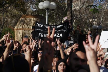 השביתה הצליחה לאחד פלסטינים משני צידי הקו הירוק. הפגנה ביפו אתמול (צילום: אורן זיו)