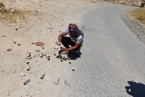 לאיפה שהלכנו, החיילים רדפו אחרינו וירו. פלסטיני אוסף תרמילים בתוואני (צילום: באסל אל-עדרה)