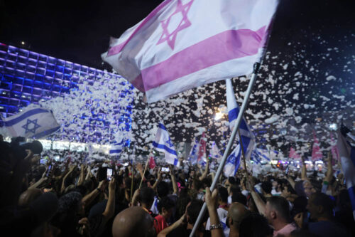 מפגיני בלפור חוגגים בכיכר רבין בתל אביב, ב-13 ביוני 2021 (צילום: אורן זיו)