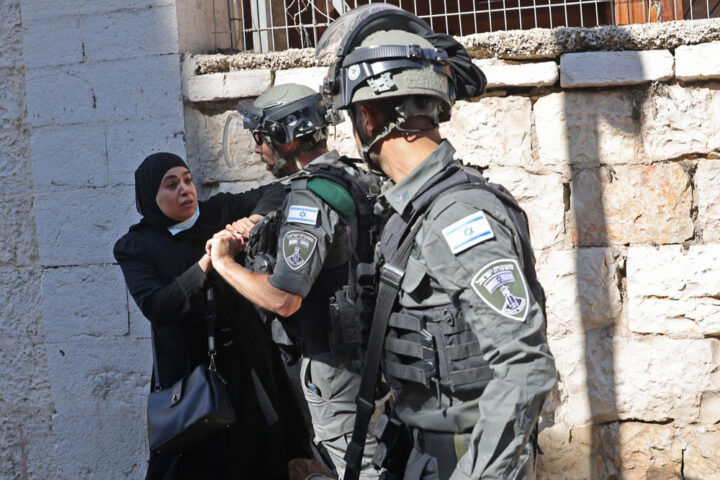 שוטרים מפנים פסלטינים לפני מצעד הדגלים בשער שכם במזרח ירושלים, 15 ביוני 2021 (צילום: אורן זיו)