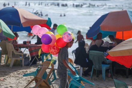 ילדים פלסטינים על חוף הים בעזה (צילום: מוחמד זאנון / אקטיבסטילס)