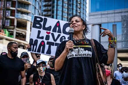 הגז המדמיע שהשתמשו בו נגד מפגינים שחורים דומה למה שהופנה נגד פלסטינים. מחאה של "חיי שחורים חשובים" בקליפורניה (צילום: ברט מוריסון CC BY 2.0)