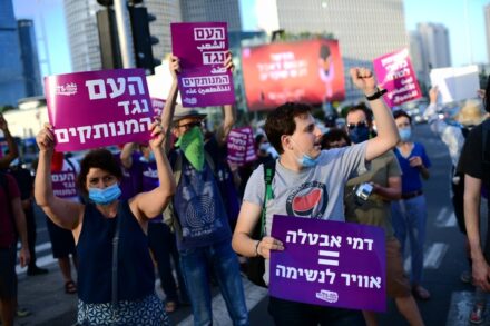 מפגינים נגד היעדר תמיכה ממשלתית מהממשלה, בצומת עזריאלי בתל אביב, ב-29 ביוני 2020 (צילום: תומר נויברג / פלאש90)
