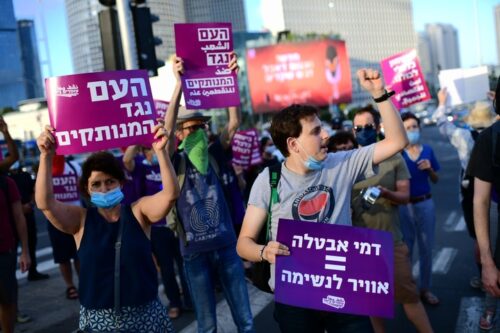 מפגינים נגד היעדר תמיכה ממשלתית מהממשלה, בצומת עזריאלי בתל אביב, ב-29 ביוני 2020 (צילום: תומר נויברג / פלאש90)