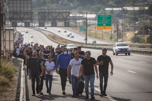 מאות צעירים פלסטינים צועדים על כביש מספר 1 בדרכם לירושלים, ב-8 במאי 2021 (צילום: נעם רבקין פנטון / פלאש90)