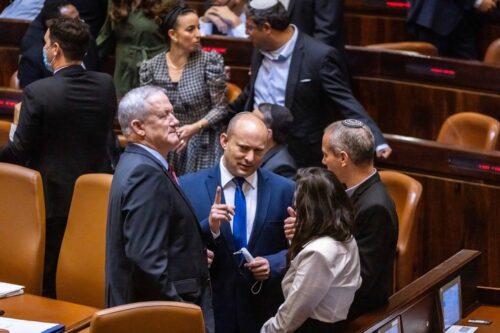 נפתלי בנט, בני גנץ, איילת שקד וחיליק טרופר בכנסת, ב-2 ביוני 2021 (צילום: אוליבייה פיטוסי / פלאש90)