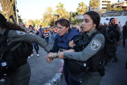 כתבת אל ג'זירה, ג'יפארא אל-בודרי, נעצרת על ידי המשטרה בשכונת שייח' ג'ראח במזרח ירושלים, ב-5 ביוני 2021 (צילום: אורן זיו) כתבת אל ג'זירה, ג'יפארא אל-בודרי, נעצרת על ידי המשטרה בשכונת שייח' ג'ראח במזרח ירושלים, ב-5 ביוני 2021 (צילום: אורן זיו)