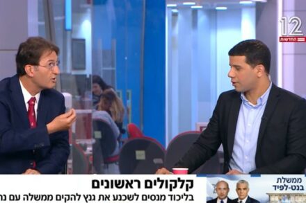 הערבי תמיד נדרש לגנות. מוחמד מג'אדלה ובועז ביסמוט באולפן שישי בערוץ 12 (צילום מסך)