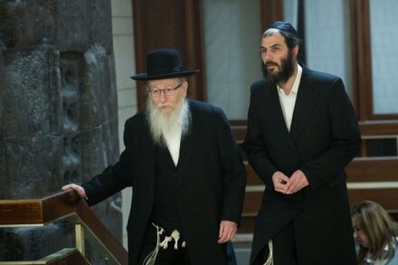 השר לשעבר יעקב ליצמן ועוזרו מוטי בבצ'יק (צילום: יונתן זינדל / פלאש90)