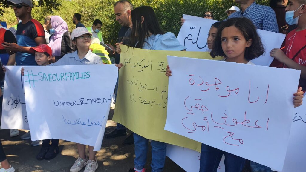 "תנו לי את זכותי לחיות עם אמי", הפגנה נגד חוק האזרחות היום מול הכנסת (צילום: תקשורת הרשימה המשותפת)