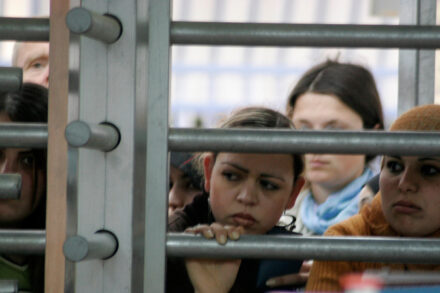לרדוף כל החיים אחרי הזכויות שלך. נשים במחסום קלנדיה. למצולמות אין קשר לכתבה (צילום: מלאני פידלר / פלאש 90)