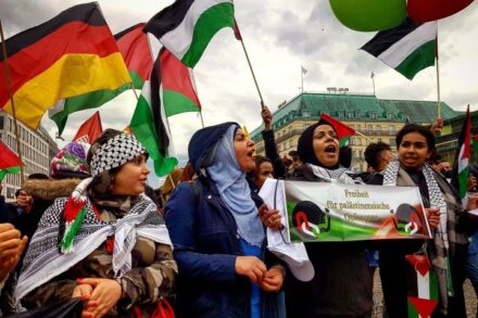 בשמאל בגרמניה מבינים שהם צריכים להתחבר למחאה הפלסטינית. הפגנה בעד פלסטין בברלין אחרי העברת השגרירות לירושלים ב-2018 (צילום: חוסאם אל-חמאלאווי CC BY 2.0)