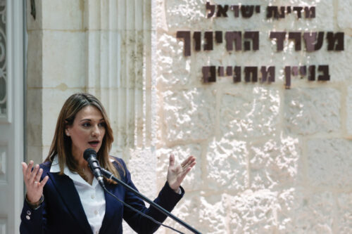 בדקה את תפיסות השלום אצל ילדים יהודים ויהודים פלסטינים. שרת החינוך יפעת שאשא ביטון כניסתה למשרד (צילום: אוליביה פיטוסי / פלאש 90)