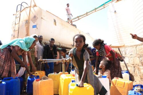 האו"ם מדווח כי 200 איש מתים כל יום מרעב. פליטים מתיגראי מקבלים סיוע (UNICEF Ethiopia, CC BY-NC-ND 2.0)