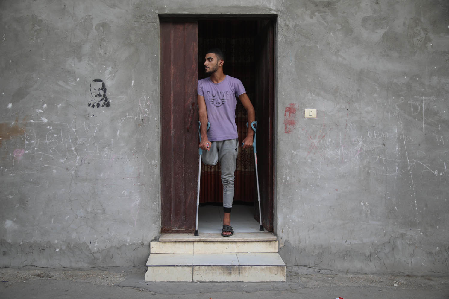 אדם סאלם בביתו בפתח ביתו במחנה שאטי בעזה. "רוצה ללכת כמו כולם" (צילום: מוחמד זאנון)
