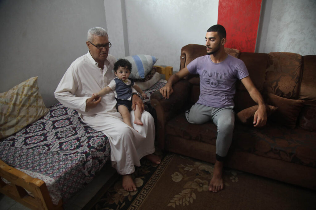 אדם סאלם עם משפחתו ברצועות עזה (צילום: מוחמד זאנון)