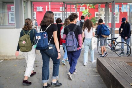 תלמידים חוזרים לבית הספר בתל אביב, ב-18 באפריל 2021 (צילום: אבשלום ששוני / פלאש90)