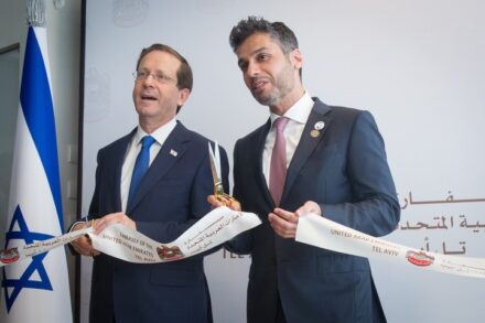 שגריר איחוד האמירויות לישראל מוחמד אל חאג'ה והנשיא יצחק הרצוג בטקס הפתיחה של שגרירות איחוד האמירויות בתל אביב, ב-14 ביולי 2021 (צילום: מרים אלסטר / פלאש90) שגריר איחוד האמירויות לישראל מוחמד אל חאג'ה והנשיא יצחק הרצוג בטקס הפתיחה של שגרירות איחוד האמירויות בתל אביב, ב-14 ביולי 2021 (צילום: מרים אלסטר / פלאש90)