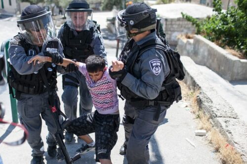 שוטרים ישראלים עוצרים ילד פלסטיני במזרח ירושלים, ב-15 במאי 2012 (צילום: נועם מושקוביץ / פלאש90)