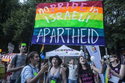  בלי הסדרת מעמדם, הלהט"ב הפלסטינים בישראל צפויים לחרפת רעב. הפגנה נגד השימוש שעושה ישראל ביחס ללהט"בים בברלין, 2018 (צילום: אן פק / אקטיבסטילס)