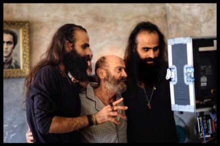 "אני חושב על עזה בכל רגע ובכל נשימה". האחים טרזאן וערב נאסר עם השחקן סלים דאו בזמן צילומי הסרט "עזה מון אמור". (צילום: סופי דאווין)