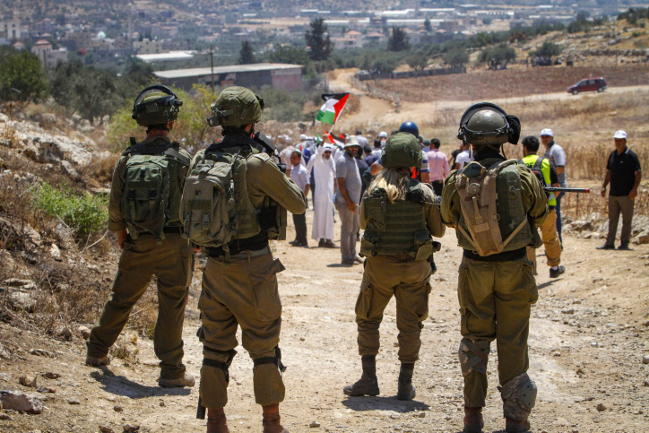 התעלמות מאירועים אחרים. חיילים מול מפגינים פלסטינים בכפר בית דג'אן ביוני השנה (צילום: נאסר אישתאיה / פלאש 90)