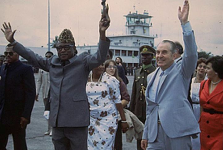 הביא ציוד צבאי במטוס שלו. הנשיא הרצוג עם מובוטו בביקורו בזאיר ב-1984 (צילום: חנניה הרמן / לע"מ)