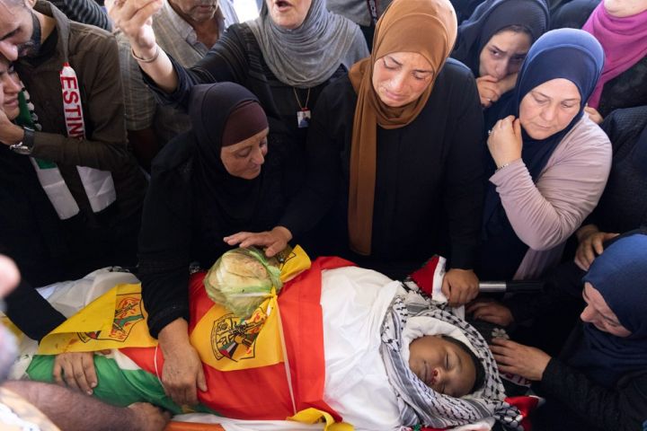 "אמרנו לו 'ילד קום' והוא לא ענה". גופתו מוחמד אל עלאמי לפני הבאתה לקבורה (צילום: אורן זיו)