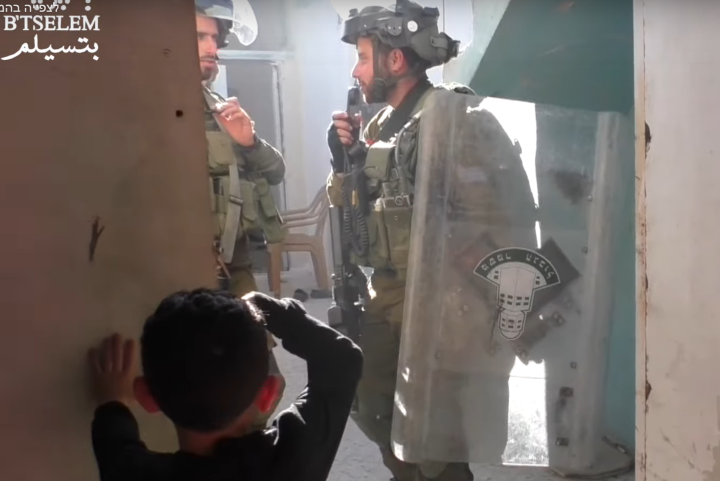 "אני אשבור לך את המצלמה". החיילים הישראלים בבית משפחת דענא בחברון (צילום מסך מסרטון של בצלם)