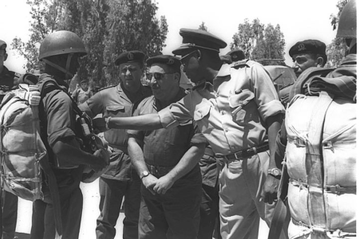 נזכר בימים הטובים. מובוטו בעת האימונים שלו בצנחנים בישראל ב-1963 (צילום: משה פרידן / לע"מ)