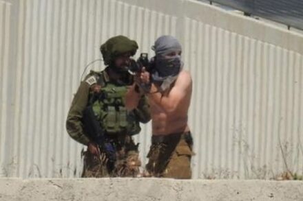 המתקפות התחילו באותה שעה במקומות שונים בגדה. רעול פנים עם קצין בדרגת סרן בעוריף, באזור שבו נהרג פלסטיני מאש חיה (צילום באדיבות מאזן שחאדה)