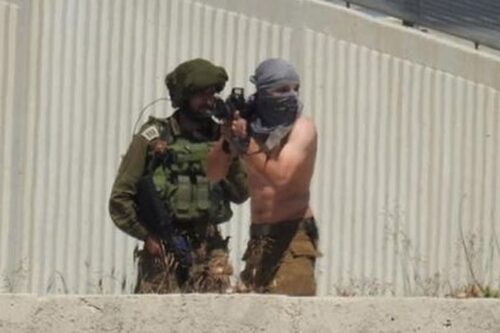 המתקפות התחילו באותה שעה במקומות שונים בגדה. רעול פנים עם קצין בדרגת סרן בעוריף, באזור שבו נהרג פלסטיני מאש חיה (צילום באדיבות מאזן שחאדה)
