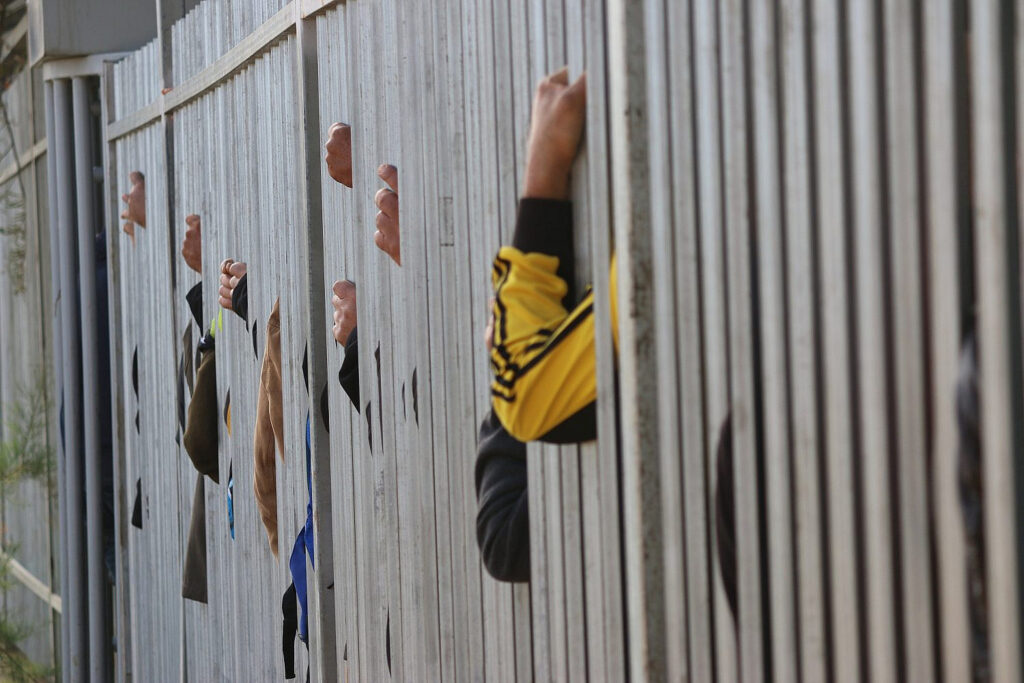 הדרך לעבודה בישראל נעשתה ארוכה יותר. פועלים פלסטינים מחכים לחיסון במחסום קלנדיה (צילום: אקטיבסטילס)