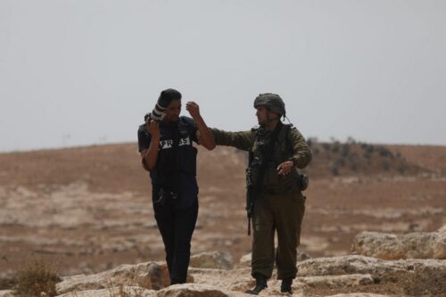 משהור וחואח, כתב של סוכנות החדשות ופא, נעצר בשישי על ידי קצין צה"ל (צילום: מאמון וזוז)