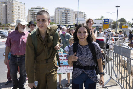 הסרבנים שחר פרץ וערן אביב מחוץ לבקו״ם בתל השומר, לפני כניסתם לכלא הצבאי, 31 באוגוסט 2021 (צילום: אורן זיו)