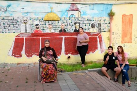 מימין: שני ולירוי, באמצע בדור, וכפאיה עם סוסו משמאל (צילום: מירי שיינפלד) מימין: שני ולירוי, באמצע בדור, וכפאיה עם סוסו משמאל (צילום: מירי שיינפלד)