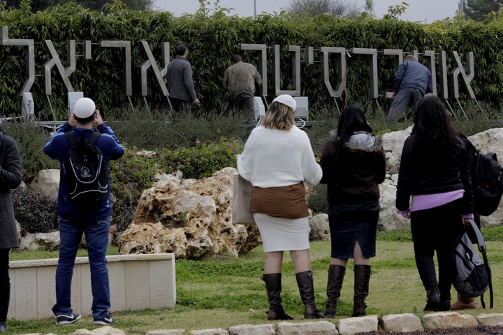 תלמידים באוניברסיטת אריאל, ב-25 בדצמבר 2012, אחרי שהתקבלה ההחלטה להכיר בה כאוניברסיטה (צילום: פלאש90)