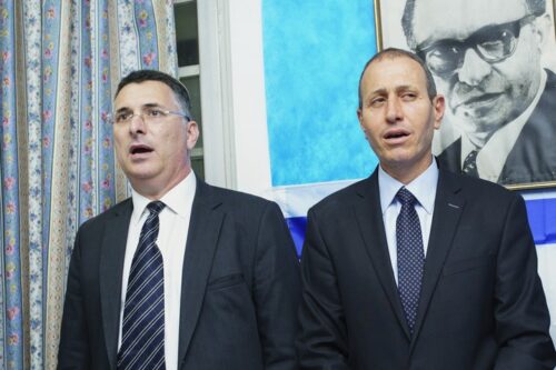 ראש עיריית עכו, שמעון לנקרי, והשר לביטחון פנים לשעבר, גדעון סער, במסיבת עיתונאים. 3 באפריל 2017 (מאיר ועקנין / פלאש 90) ראש עיריית עכו, שמעון לנקרי, והשר לביטחון פנים לשעבר, גדעון סער, במסיבת עיתונאים. 3 באפריל 2017 (מאיר ועקנין / פלאש 90)