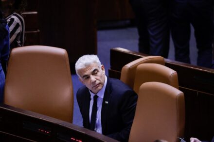 ממשיכים במדיניות הקוזק הנגזל והמנשל. שר החוץ וראש הממשלה החליפי, יאיר לפיד (אוליבייה פיטוסי / פלאש 90)