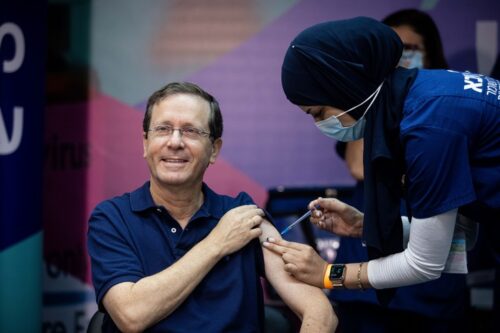 הנשיא יצחק הרצוג מקבל את החיסון השלישי נגד קורונה בבית החולים שיבא תל השומר, ב-30 ביולי 2021 (צילום: יונתן זינדל / פלאש90)