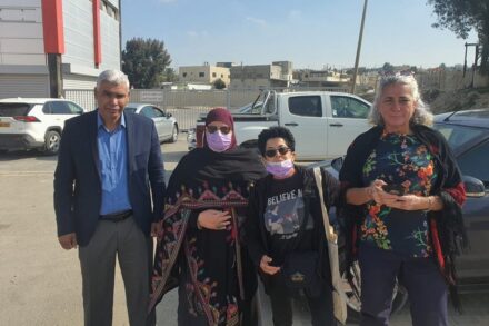 סעיד אלחרומי ופעילות בכניסה ליישוב חורה (צילום: ע'דיר האני)