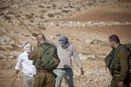 חיילים ישראלים ומתנחלים ליד ההתנחלות מעון, ב-22 בספטמבר 2012 (צילום: אורן זיו / אקטיבסטילס)