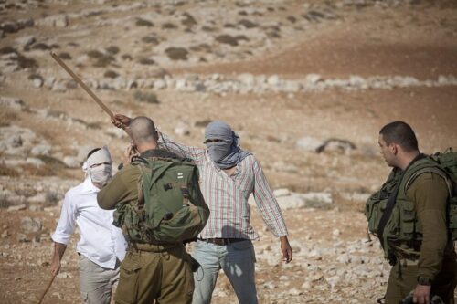 חיילים ישראלים ומתנחלים ליד ההתנחלות מעון, ב-22 בספטמבר 2012 (צילום: אורן זיו / אקטיבסטילס)