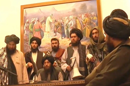 התובע אמר שיחקור רק את הפשעים שלהם באפגיניסטאן. אנשי הטאליבן בארמון הנשיאות בקאבול (צילום מסך)