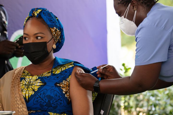 תחילת חלוקת חיסונים בגאנה באמצעות פרויקט COVAX. הפרויקט לא הצליח להשיג את המטרות שלו (צילום: פרנסיס קוקורוקו, יוניצף, זכויות ממשלת ארה"ב)