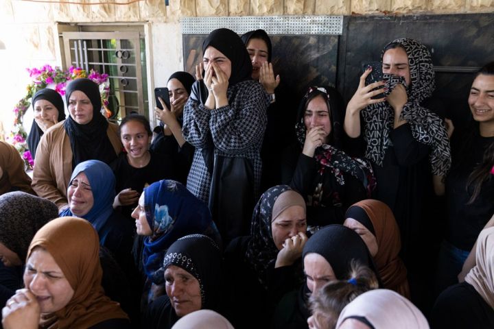 נשים ממשפחת אל עלאמי בלוויה של מוחמד בן ה-12 שנהרג מאש חיילים בבית אומר (צילום: אורן זיו)