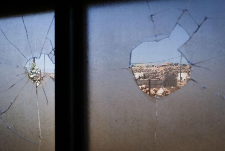 החלון המנופץ בבית משפחת חסן (צילום: רחל שור)
