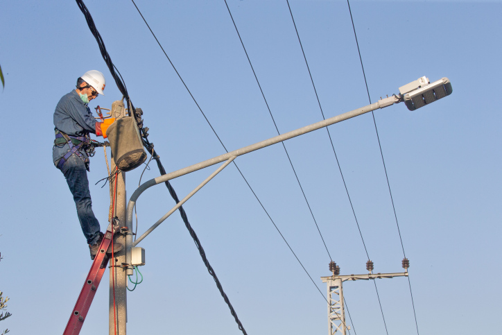 הבעיה של חוסר חיבור לחשמל קיים בעיקר בחברה הערבית. עובד חברת חשמל מתקן קו חשמל (צילום: יוסי אלוני / פלאש 90)