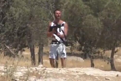 אזרח יורה לעבר פלסטינים בתוואני בדרום הר חברון. "הוא כיוון על הבית שלי", סיפר תושב הכפר (צילום מסך מתוך סרטון בצלם)